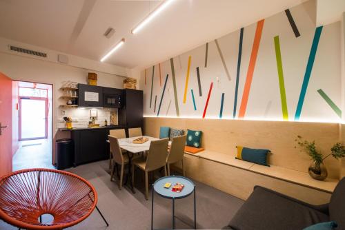 un salon avec une table et une cuisine dans l'établissement MAISON FRANCOIS Paris - Two rooms apartment & Studio - Linkable together, à Paris