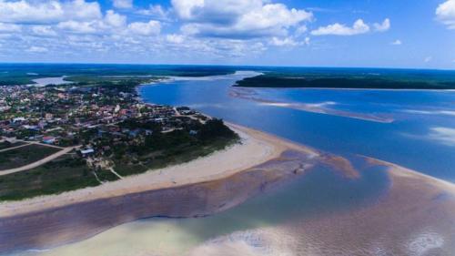 eine Luftansicht einer kleinen Insel im Wasser in der Unterkunft Residencial Gaivotas 40m da praia Nova vicosa in Nova Viçosa