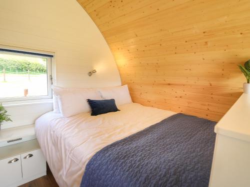 a bedroom in a tiny house with a bed at Seren in Llandrindod Wells