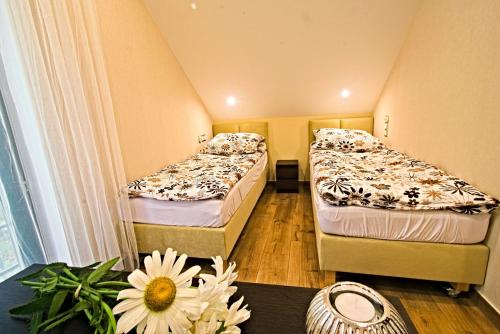 Ліжко або ліжка в номері Daisy - Sunny Flowers Apartments