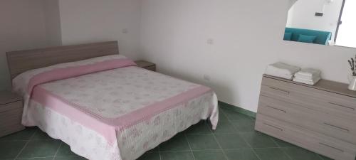 Dormitorio pequeño con cama y vestidor en la lavanda 1, en Sapri