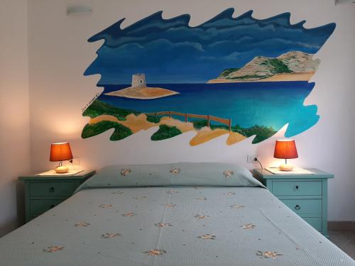 1 dormitorio con 1 cama con una pintura en la pared en Lu Lisandru en Abbiadori