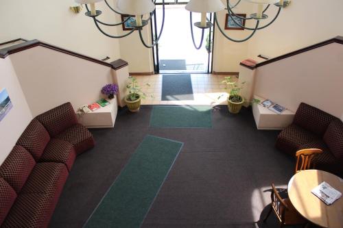 an overhead view of a waiting room with chairs and a table at Ocean Gateway Inn in Santa Paula