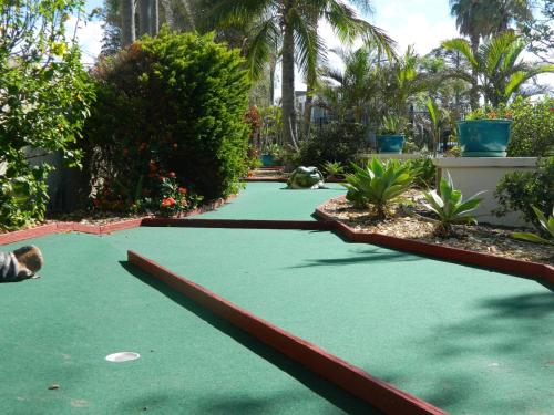 a golf course with a putting green at Royal Palm Resort on the Beach in Gold Coast