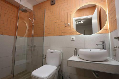 ein Bad mit einem WC, einem Waschbecken und einer Dusche in der Unterkunft Valory #8 Aesthetic Stay in Thessaloniki