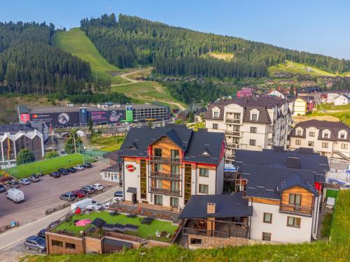 Apgyvendinimo įstaigos Amarena SPA Hotel - Breakfast included in the price Spa Swimming pool Sauna Hammam Jacuzzi Restaurant inexpensive and delicious food Parking area Barbecue 400 m to Bukovel Lift 1 room and cottages vaizdas iš viršaus