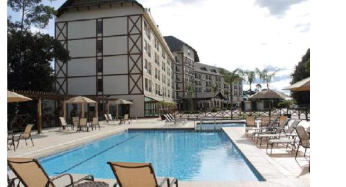 una grande piscina con sedie e un edificio di Condominio Vista azul Flat-Hotel a Pedra Azul