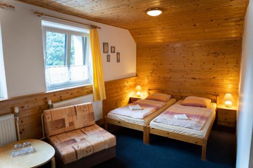 1 Schlafzimmer mit 2 Betten und einem Fenster in der Unterkunft Hotel Zdobnice in Rychnov nad Kněžnou
