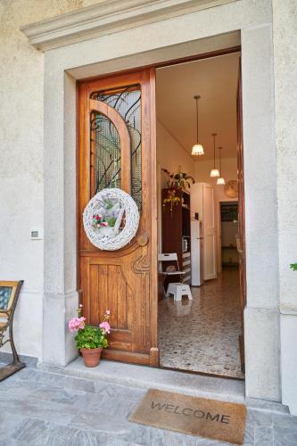 a wooden door with a wreath on it at Stazione 8 in Aurisina