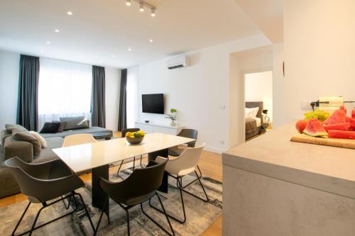 een keuken en een woonkamer met een tafel en stoelen bij Luxury apartment Mirage Split in Split