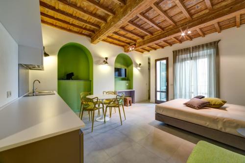 una cucina e una camera con letto e tavolo di Palazzo Mannaioni Suites a Firenze