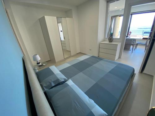 Krevet ili kreveti u jedinici u okviru objekta Villa sul Mare, il mare dalla tua camera da letto