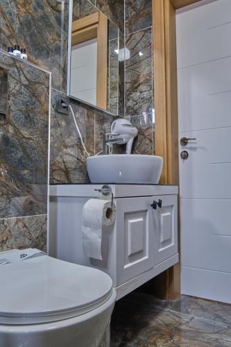 ein Badezimmer mit Toilette und Waschbecken in der Unterkunft KALİSPERA HOTEL in Antalya