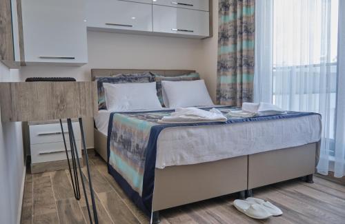 una camera con un grande letto di KALİSPERA HOTEL a Antalya (Adalia)