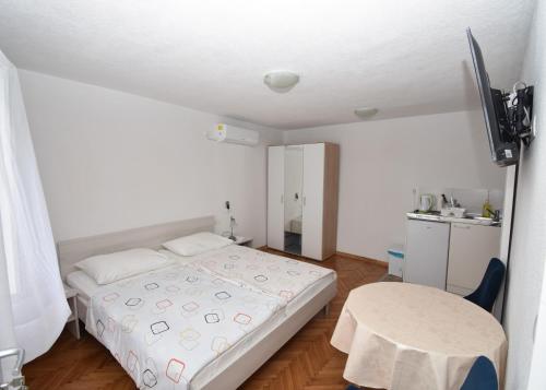 Säng eller sängar i ett rum på Apartmani Mihaela