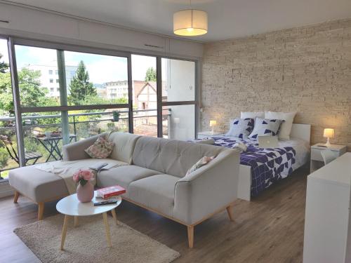 魯昂的住宿－Appart'HomeCity - Rouen Grand Prieuré，客厅配有沙发和1张床