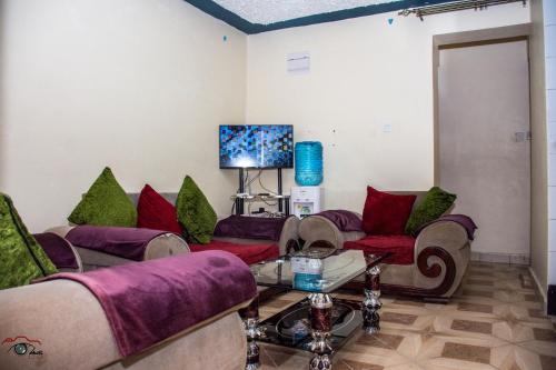 sala de estar con sofás y mesa en One Bedroom Furnished in Kasarani-Nairobi, en Nairobi