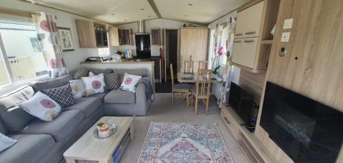 グレンジ・オーバー・サンズにあるThe Hideawayのソファとテーブルのあるリビングルーム