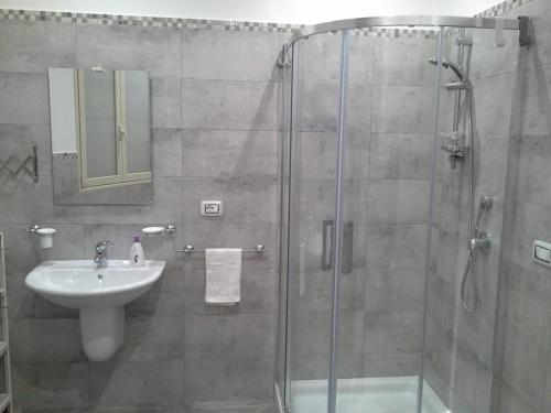 Ένα μπάνιο στο Apartment 1st floor in Villino Eliana