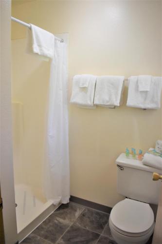 Un baño de Winthrop Inn