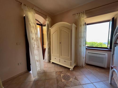 a room with a door and a window at Agri Resort Masusa in Aquara