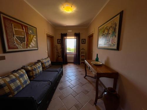 a living room with a couch and a table at Agri Resort Masusa in Aquara