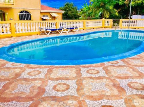 - une piscine avec du carrelage dans l'établissement Eagle's Nest, à Montego Bay