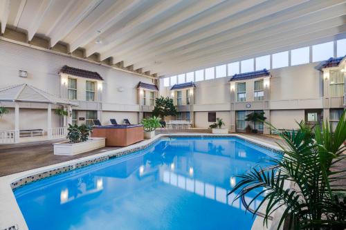 a large swimming pool in the courtyard of a hotel at Heritage Inn Hotel & Convention Centre - Moose Jaw in Moose Jaw