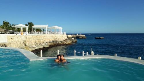 una donna in una vasca idromassaggio in riva all'oceano di private apartment estudio ocean view solo adultos a La Laguna