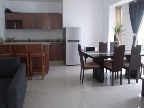 een keuken en eetkamer met een tafel en stoelen bij private apartment estudio ocean view solo adultos in La Laguna