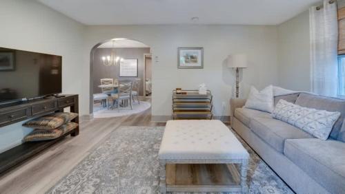 Ein Sitzbereich in der Unterkunft The Suite in a historic carriage house