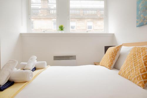 A bed or beds in a room at Modern Merchant City Apartment by George Square
