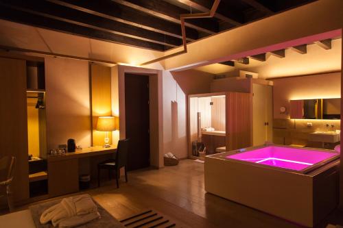 a bathroom with a pink tub in a room at Alba Palace Hotel in Favara