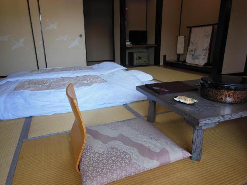 سرير أو أسرّة في غرفة في Oyado Hayakawa