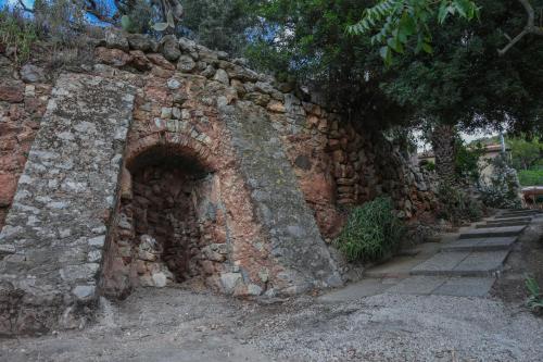 an old stone wall with a stone doorway at ELBA Borgo di Latrano in Magazzini