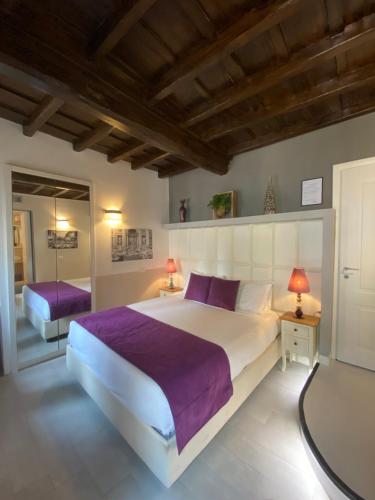 מיטה או מיטות בחדר ב-Town House Spagna- luxury Rooms with Jacuzzi Bath