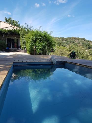 une piscine devant une maison dans l'établissement Maison Darshan piscine 11 personnes, à Collobrières