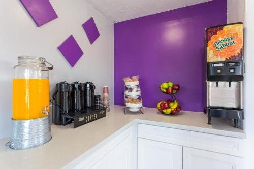 cocina con barra con bebida y nevera en Knights Inn Yuma, en Yuma