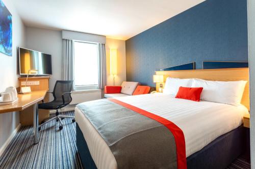 Ένα ή περισσότερα κρεβάτια σε δωμάτιο στο Holiday Inn Express Perth by IHG