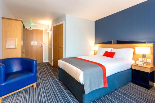 A bed or beds in a room at Holiday Inn Express Perth, an IHG Hotel 