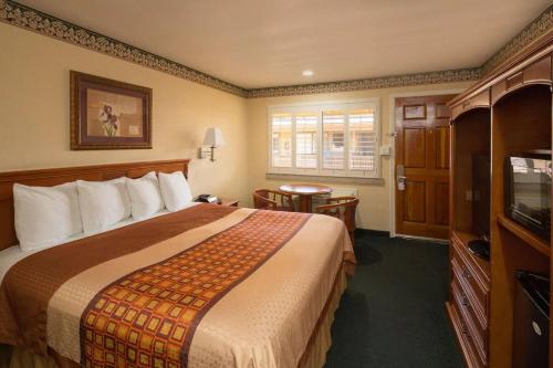 Postel nebo postele na pokoji v ubytování Geary Parkway Motel