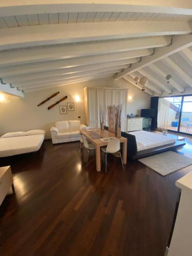 un soggiorno con divano e tavolo di Molino Apartments a Desenzano del Garda