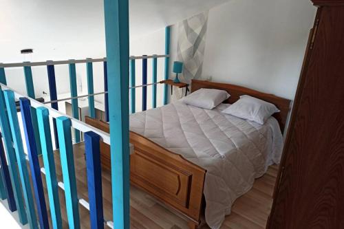 een slaapkamer met een bed en een balkon met een trap bij Gite La Floiracaise in Floirac