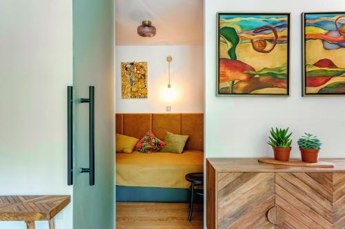 Posteľ alebo postele v izbe v ubytovaní SASKI apartament PREMIUM Unia Art Residence HOME & SPA CENTER "best view"