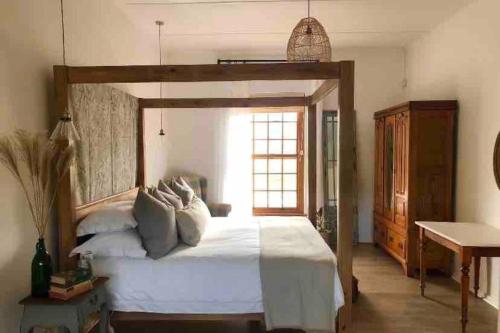 Ένα ή περισσότερα κρεβάτια σε δωμάτιο στο De Goede Hoop Farmstead