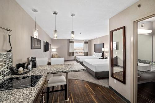 Krevet ili kreveti u jedinici u objektu Home Inn & Suites - Swift Current