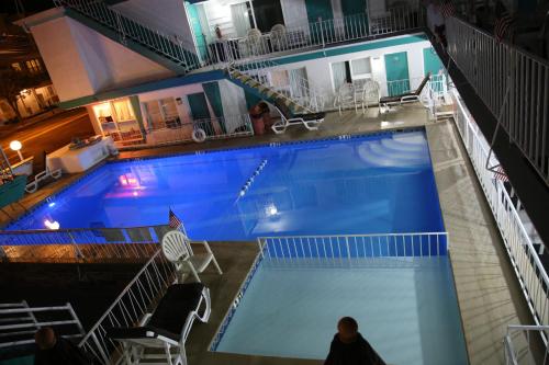 an overhead view of a swimming pool at a hotel at El Ray Motel in Wildwood