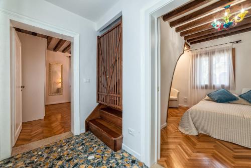 Postel nebo postele na pokoji v ubytování Casanova Fenice - Canal View