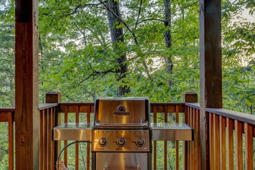 einen Grill auf einer Veranda in der Unterkunft A Cozy Mountain Hideaway - 1 Bedrooms, 1 Baths, Sleeps 4 cabin in Sevierville