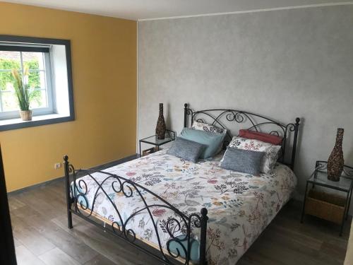 une chambre avec un lit avec des oreillers dessus dans l'établissement La Borie, à Thenon